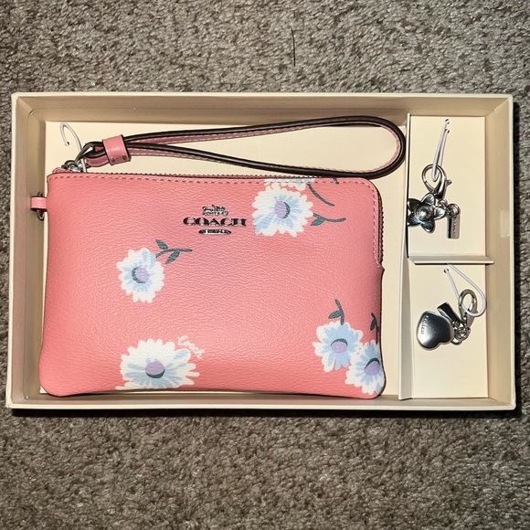 Coach Boxed Corner Zip Wristlet in Daisy Bubblegum - Picture 1 of 10
